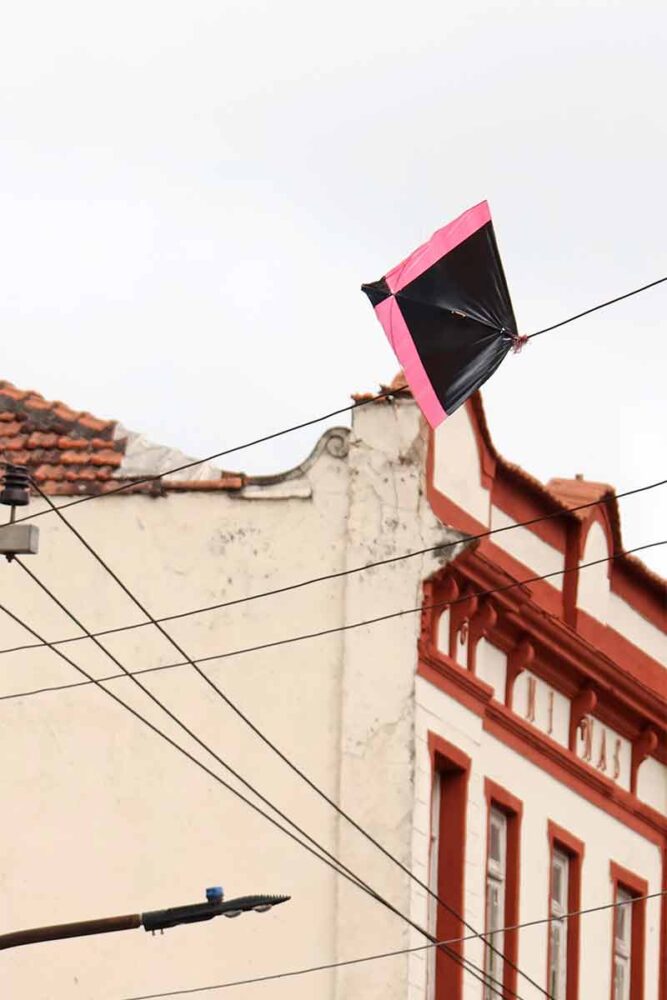 Ocorrência com pipas: Mais de 42 mil clientes ficam sem energia elétrica na Zona da Mata 1 pipas nos fios Leonardo Costa