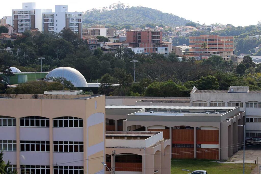 UFJF abre processo seletivo para professor substituto de Física; salário chega a R$ 8 mil 1 UFJF abre processo seletivo para professor substituto de Física em Juiz de Fora. Uma vaga com salário de até R$ 8.058,29. Inscrições de 18 a 22 de maio.