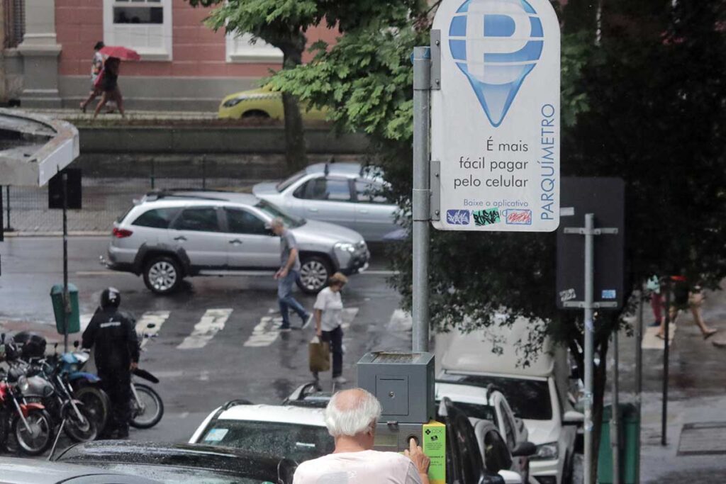 Justiça suspende multas aplicadas por videomonitoramento 1 Projeto quer ampliar isenção da Área Azul em Juiz de Fora