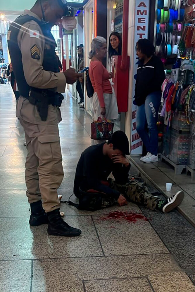 Briga causa tumulto em galeria no Centro de Juiz de Fora 1 Briga em galeria deixa ferido no Centro de Juiz de Fora