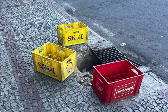 Bueiro aberto em via movimentada da Zona Sul preocupa moradores