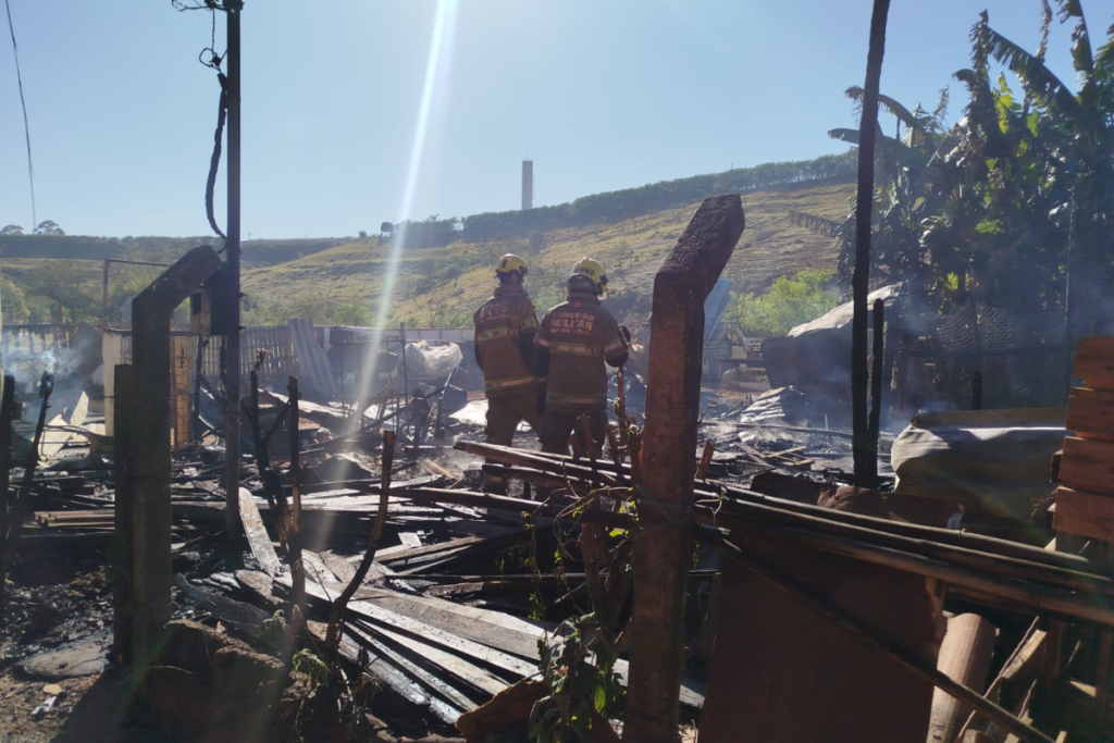 Incêndio destrói depósito de recicláveis no Bairro Caiçara em Juiz de Fora 2 Incendio no Bairro Caicara Foto Divulgacao CBMMG