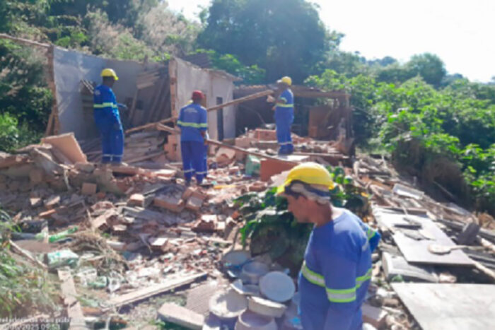 Casa interditada por risco de deslizamento é demolida na Zona Leste de Juiz de Fora