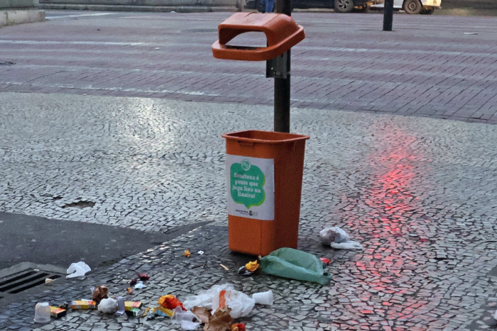 Lixeira quebrada causa acúmulo de lixo nas calçadas do Centro 1 Lixeira quebrada causa acumulo de lixo no Centro Leo