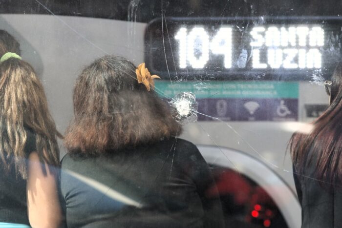 Ponto de ônibus com estrutura trincada preocupa pedestres no Centro 1 Ponto de onibus com estrutura trincada preocupa pedestres no Centro