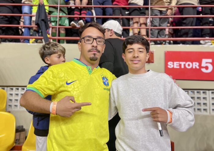'Meu maior prêmio': Falcão reúne mais de 3 mil pessoas e dá show de futsal em JF 2 Torcedores falcao. foto felipe couri
