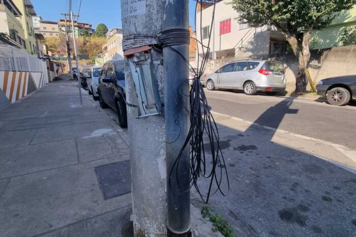 VU Fiacao solta em calcada preocupa moradores em Benfica Leo