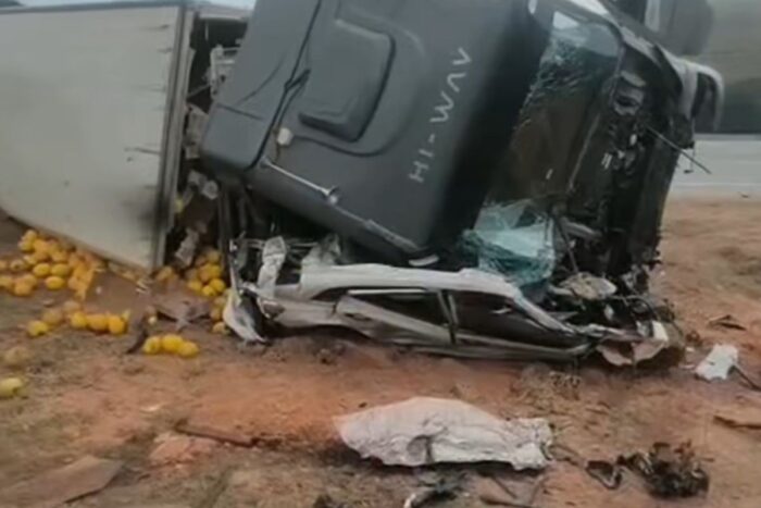 Homem morre após acidente entre carro e carreta na BR-116 1 Homem morre após acidente entre carro e carreta na BR-116
