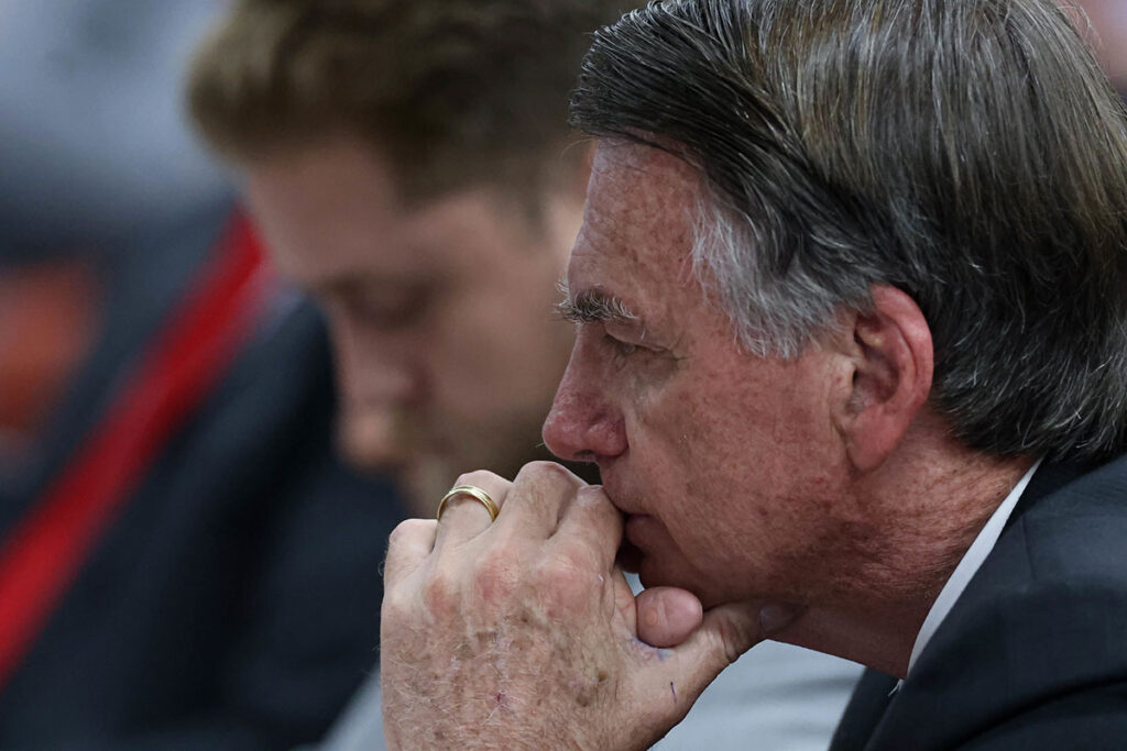 Bastidores da prisão de Bolsonaro: ex-presidente recebe PF em casa sem Michelle e não resiste à prisão 1 bolsonaro by gustavo moreno editada