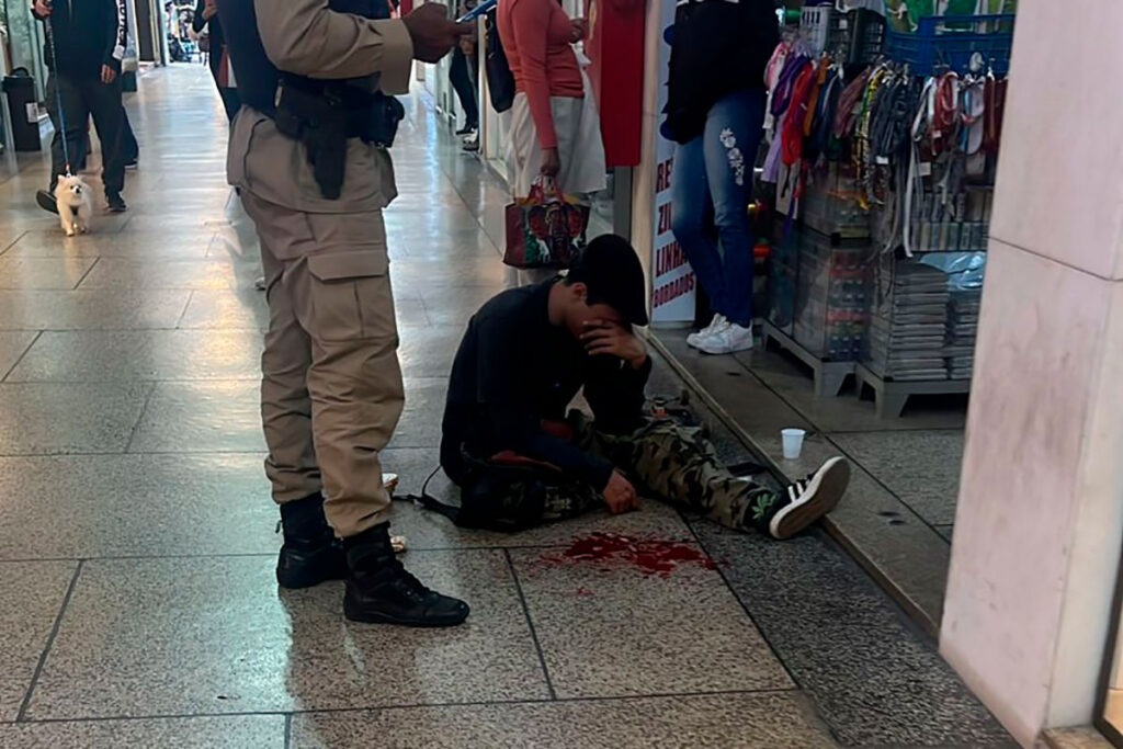 Briga causa tumulto em galeria no Centro de Juiz de Fora 2 Briga em galeria deixa ferido no Centro de Juiz de Fora