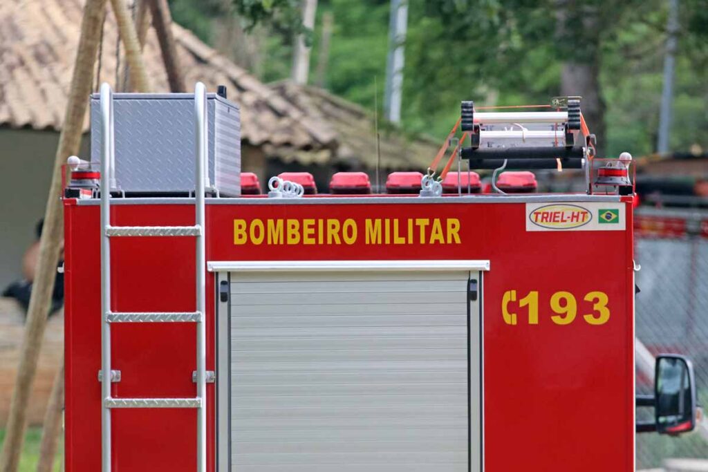 Motociclista é arremessado e fica em estado grave após colisão com picape na BR-040 1 H