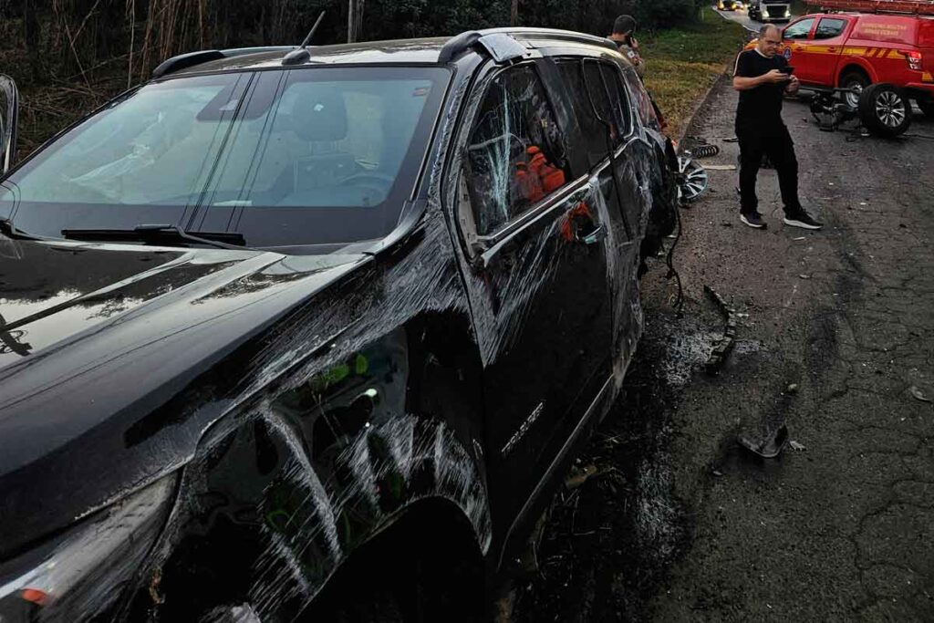 Fabiano, da dupla com César Menotti, sofre acidente na BR-040 e mantém show: 'Oportunidade de comemorar essa vitória'; outro carro era de militar 3 Fabiano, da dupla com César Menotti, sofre acidente na BR-040 e mantém show: 'Oportunidade de comemorar essa vitória'; outro carro era de militar