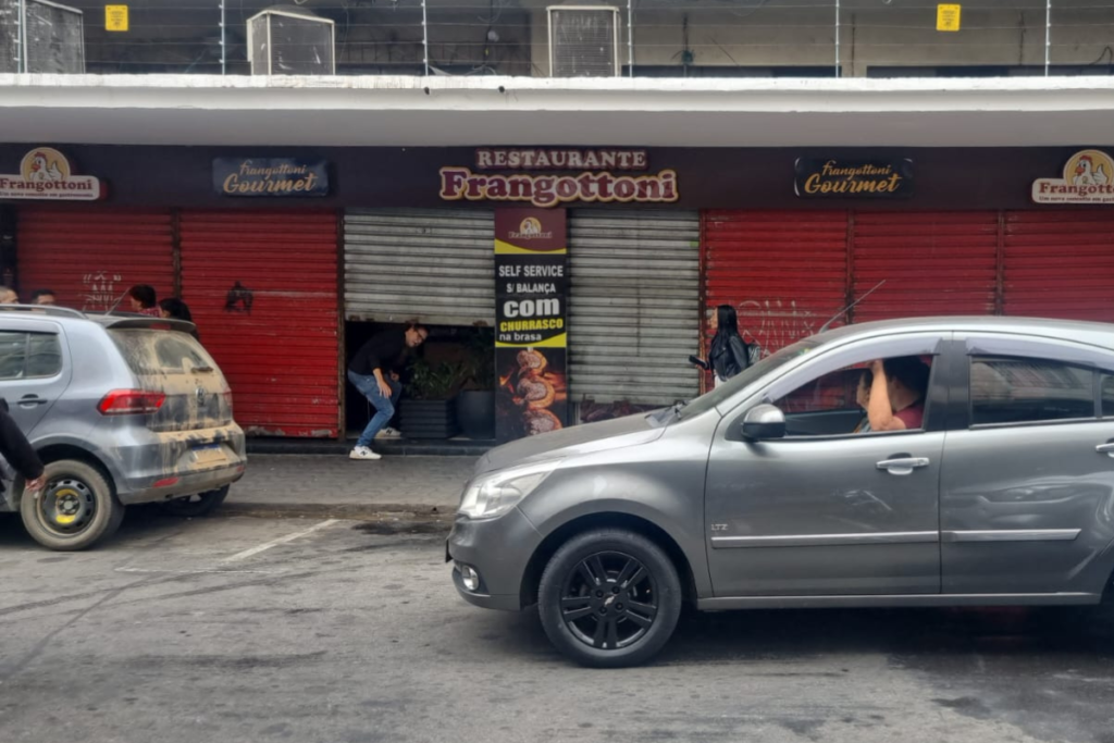 Restaurante pega fogo no centro de Juiz de Fora