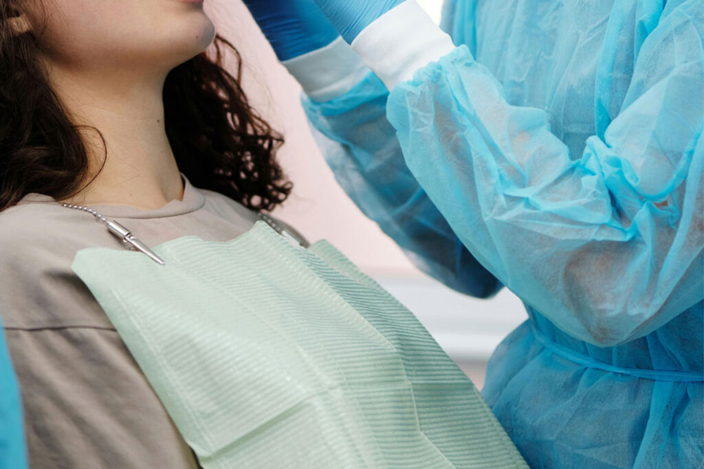 Paciente que perdeu dente em tratamento deve ser indenizada por dentista 1 jovem dentista pexels