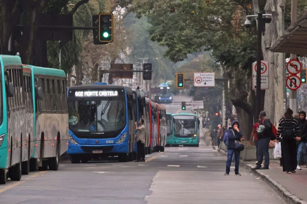 Reajuste dos motoristas de ônibus em Juiz de Fora: reunião entre Sinttro e empresas termina sem acordo