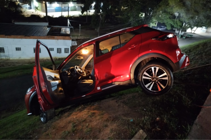 Idosa é resgatada de carro prestes a despencar de barranco em hospital de Juiz de Fora 1 idosa