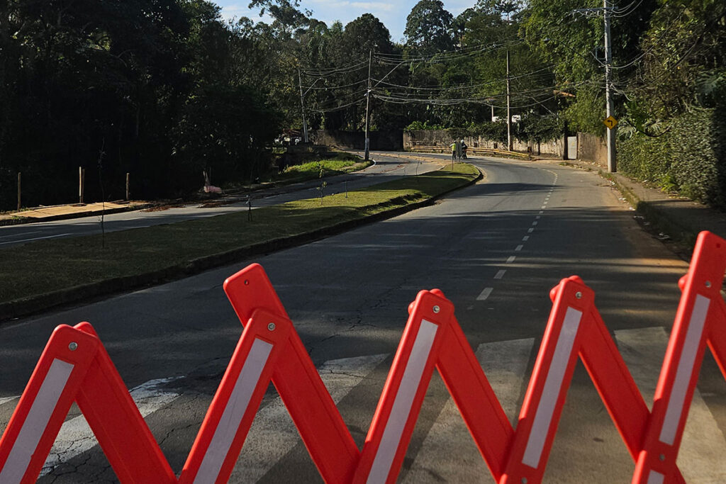 Queda de poste causa transtorno no trânsito em São Pedro