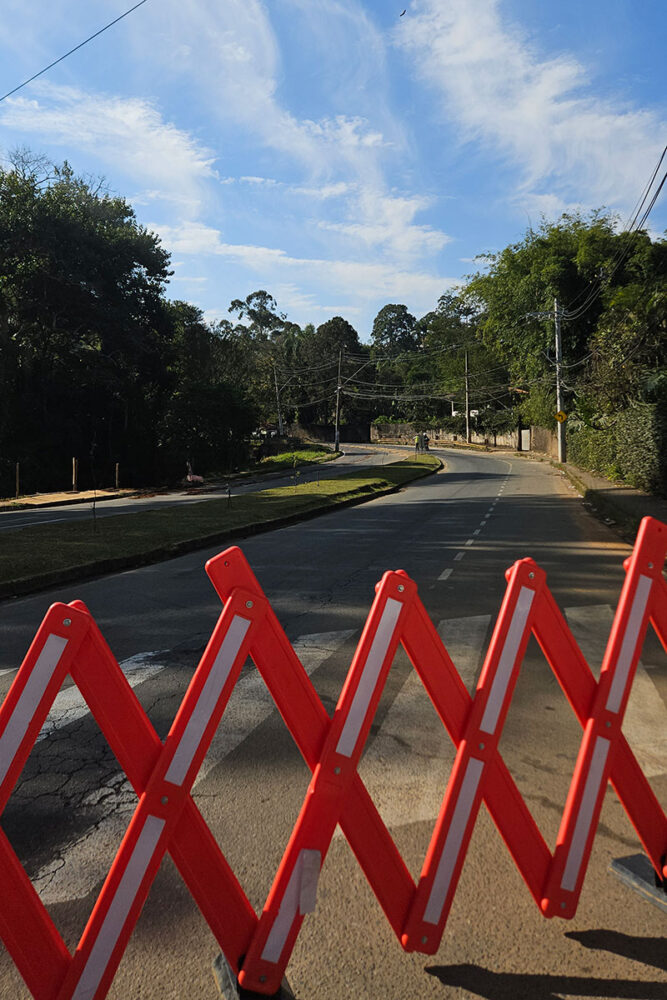 Queda de poste causa retenção no trânsito do Bairro São Pedro 1 Queda de poste causa transtorno no trânsito em São Pedro