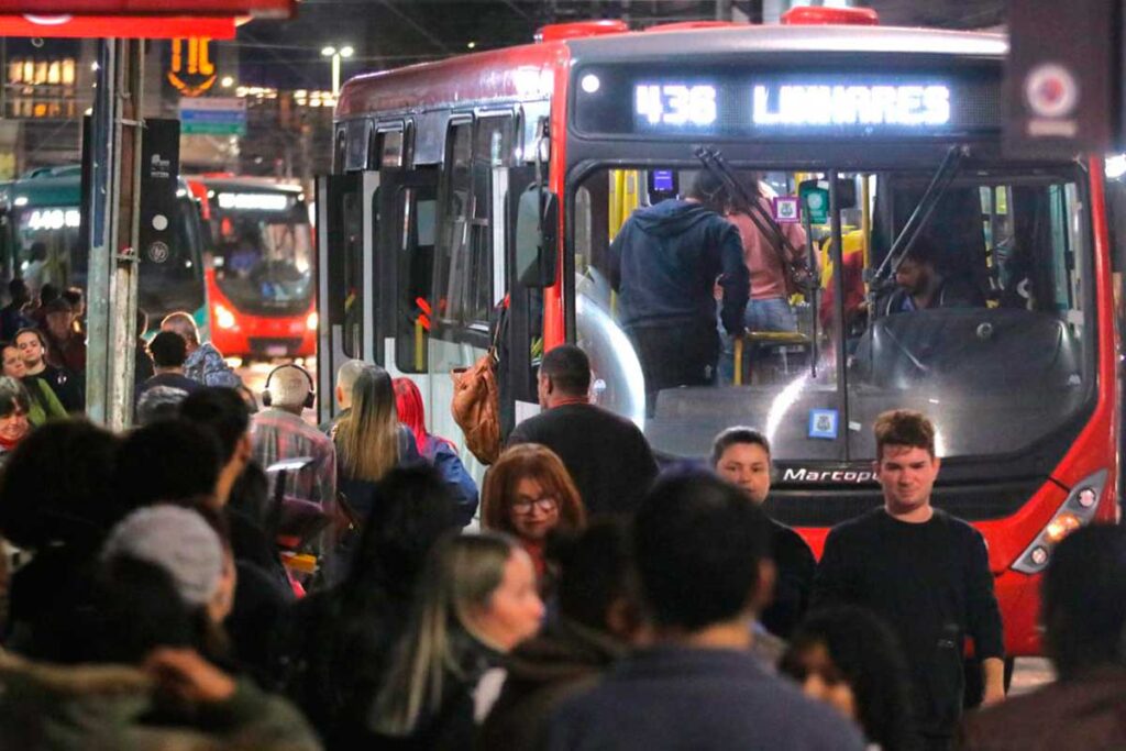 Ainda sem acordo, reunião entre sindicato dos rodoviários e consórcio termina sem definição 1 Decisão do TJMG determina que o município de Juiz de Fora disponibilize transporte para responsáveis de alunos que moram longe da escola