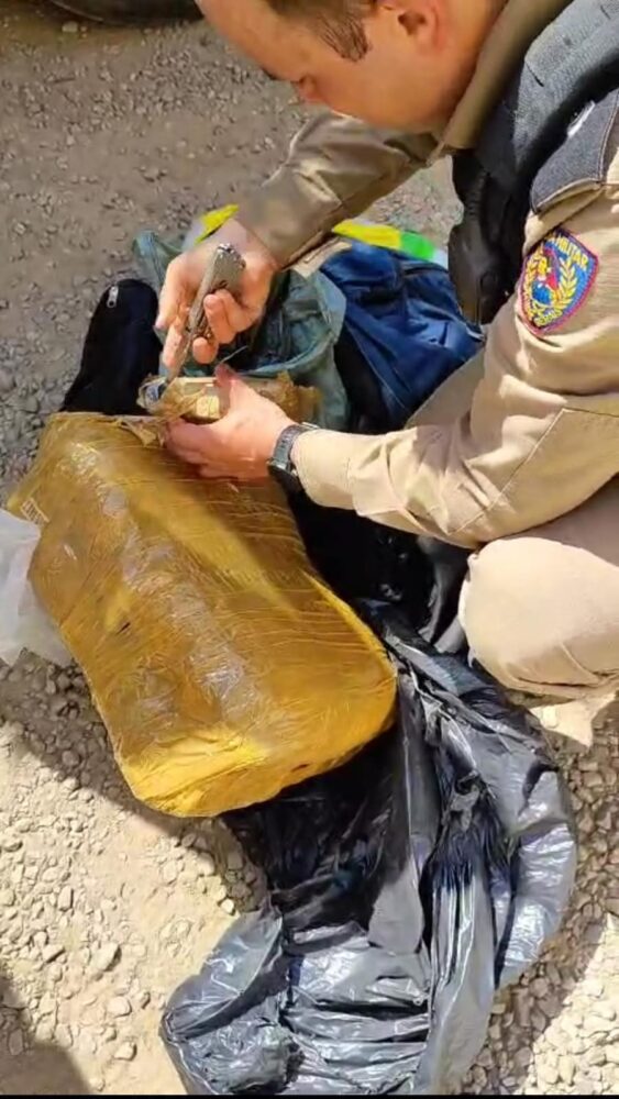Suspeito é preso com mais de 2 mil pinos de cocaína em Além Paraíba 1 Alem Paraiba drogas Diulgacao PMMG