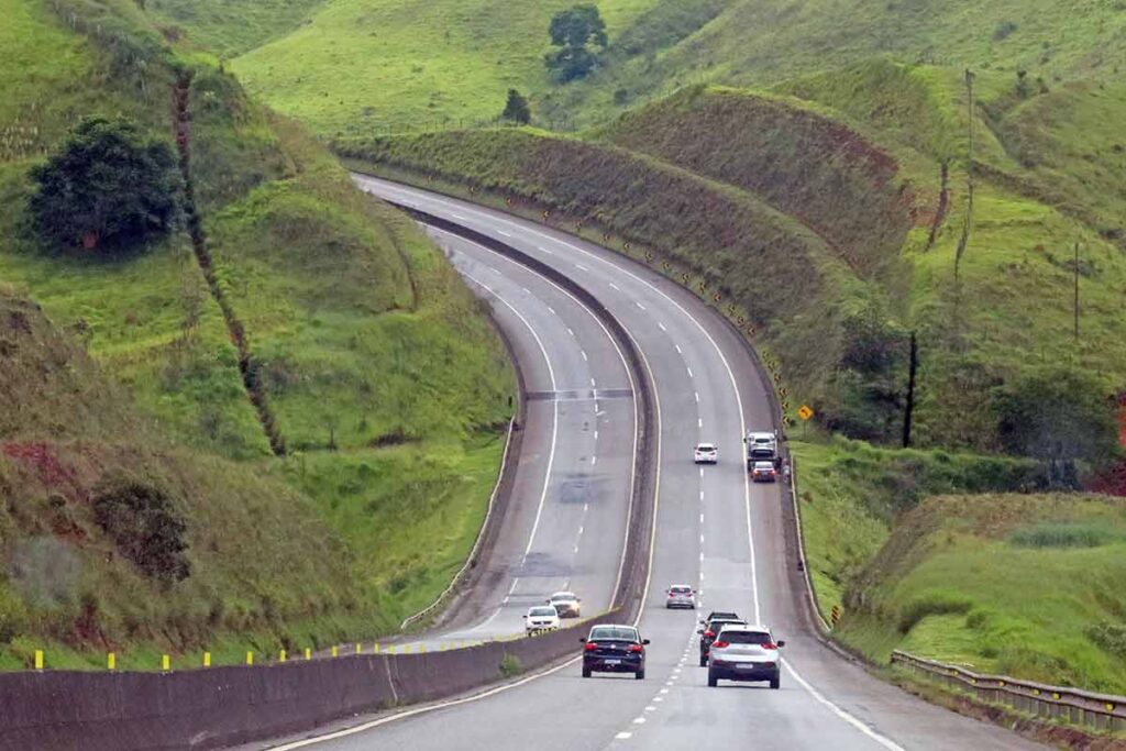 Carreta que transportava ração tomba na BR-040 e motorista morre preso às ferragens 1 motorista