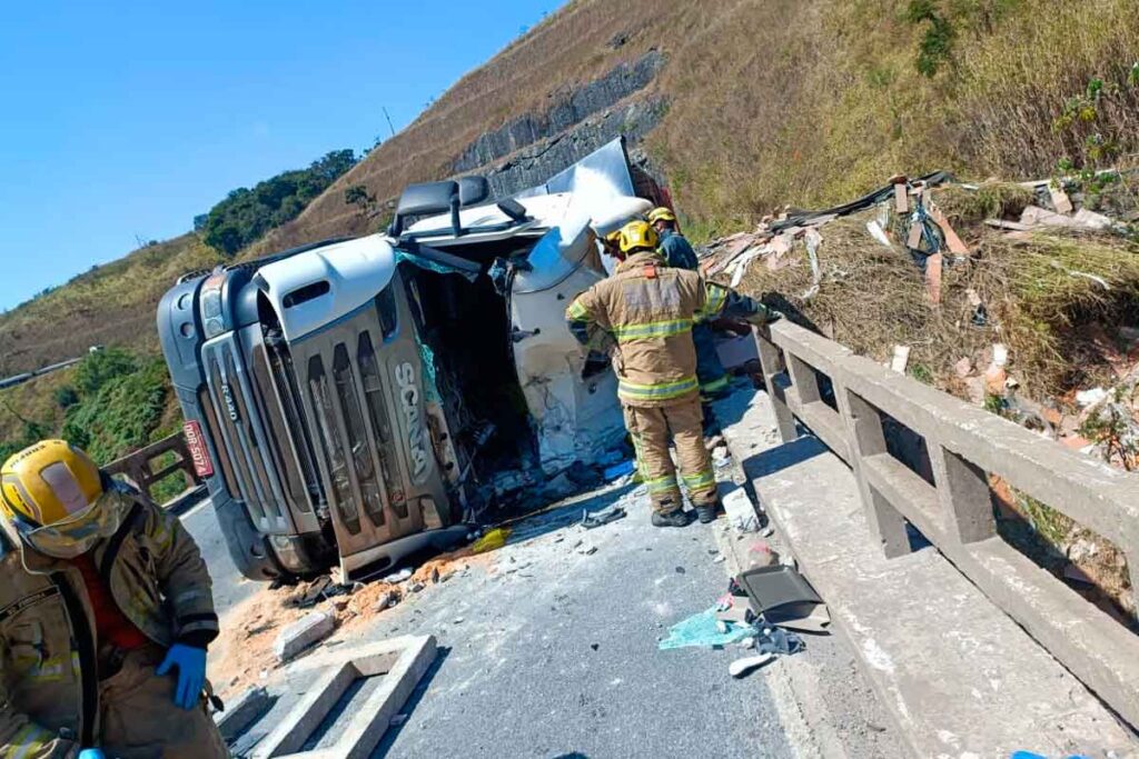 Motorista morre em acidente com caminhão carregado de madeirite na BR-265 3 Motorista morre em acidente com caminhão carregado de madeirite na BR-265