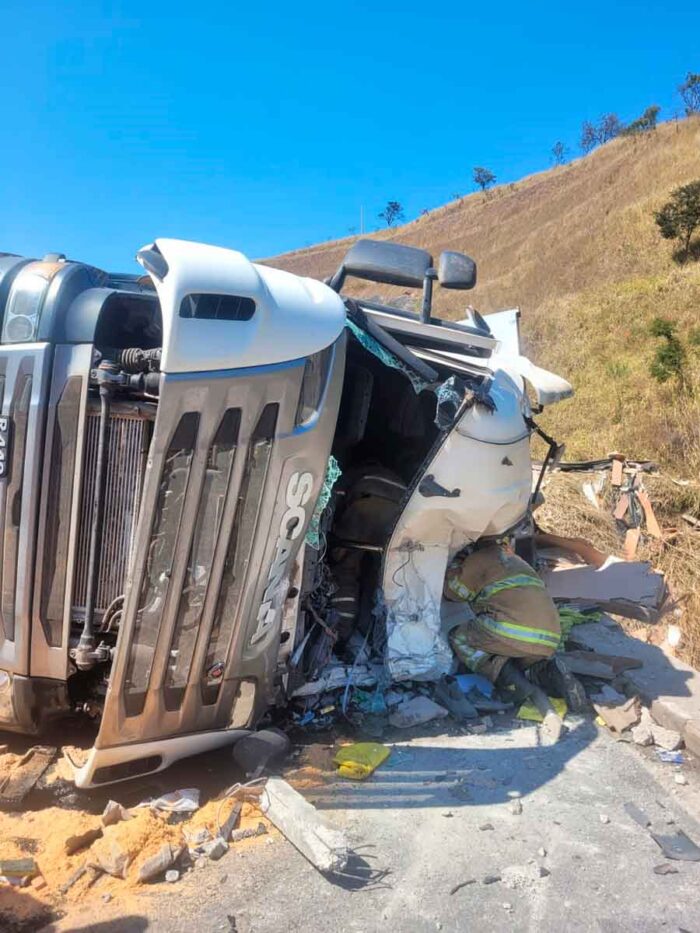 Motorista morre em acidente com caminhão carregado de madeirite na BR-265