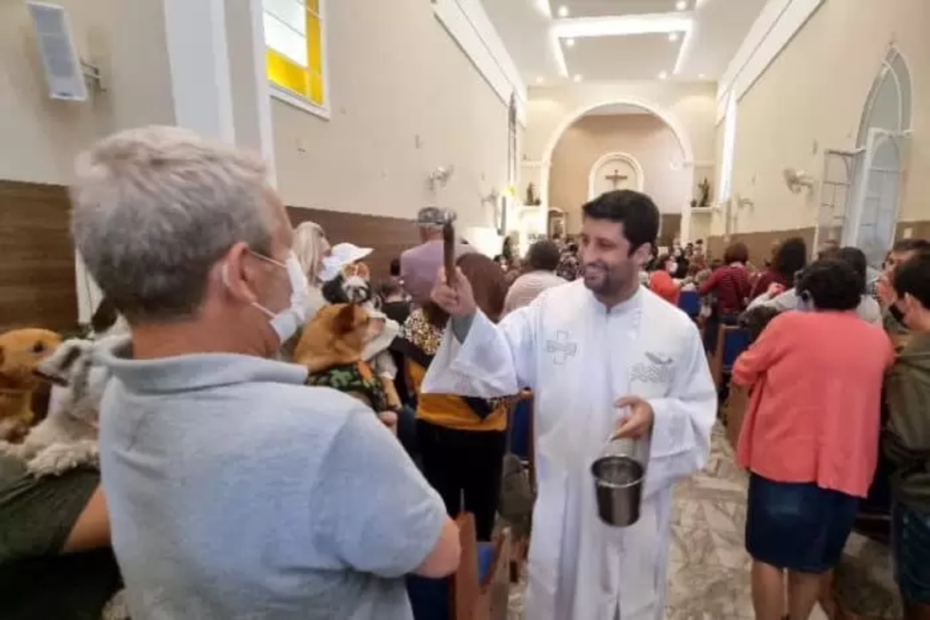 Igreja Católica realiza missa dedicada aos cães na celebração de São Roque 1 Bencao aos caes Leonardo Costa