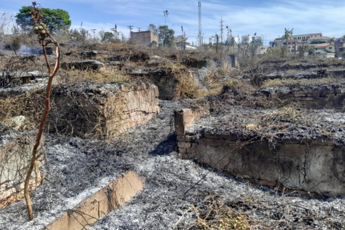 Cemiterio desativado pega fogo em Barbacena