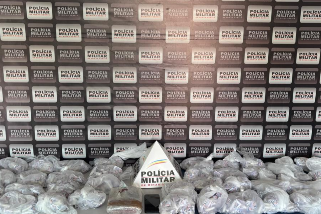 Suspeito é preso com mais de 2 mil pinos de cocaína em Além Paraíba 2 Drogas em Alem Paraiba Divulgacao PMMG
