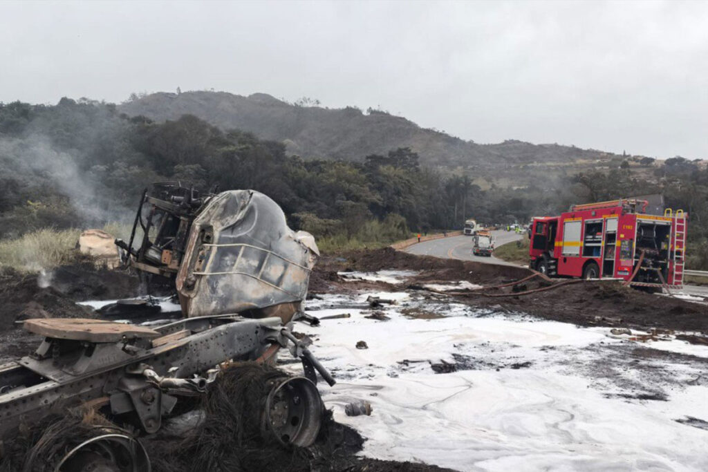 Motorista morre carbonizado após caminhão-tanque explodir na BR-040 1 EXPLOSAO CAMINHAO DIVULGACAO CBMMG 1