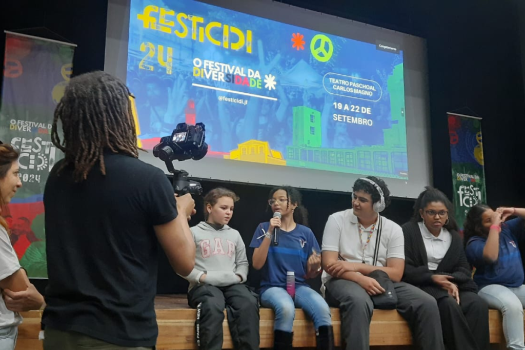 Campanha arrecada celulares para a realização de oficina fotográfica com adolescentes do CSE-JF 1 Festicidi Divulgacao