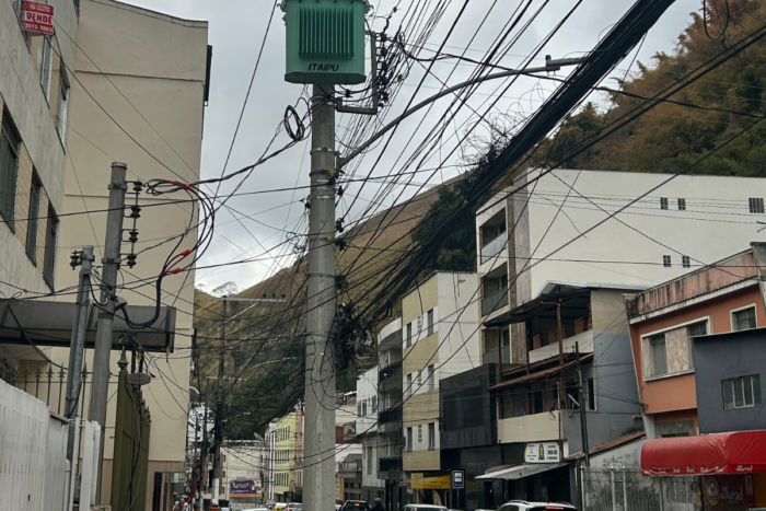 Fios soltos e danificados representam risco no Paineiras 1 Fios soltos em via do bairro Paineiras geram risco para pedestres