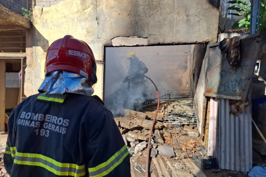 Incêndio que teria sido provocado por crianças causa queda de laje 2 Incendio garagem Bairro Vale do Yung CBMMG