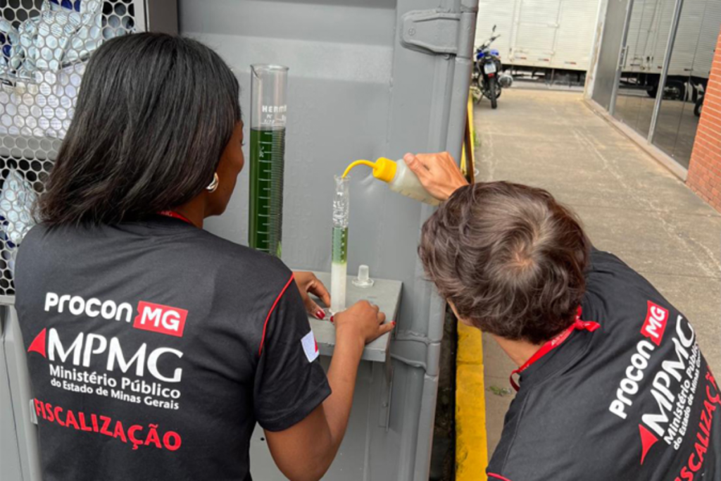 Juiz de Fora é alvo de fiscalização do Procon contra irregularidades em postos de combustíveis 1 Procon realiza operacao em postos de combustiveis Foto MPMG