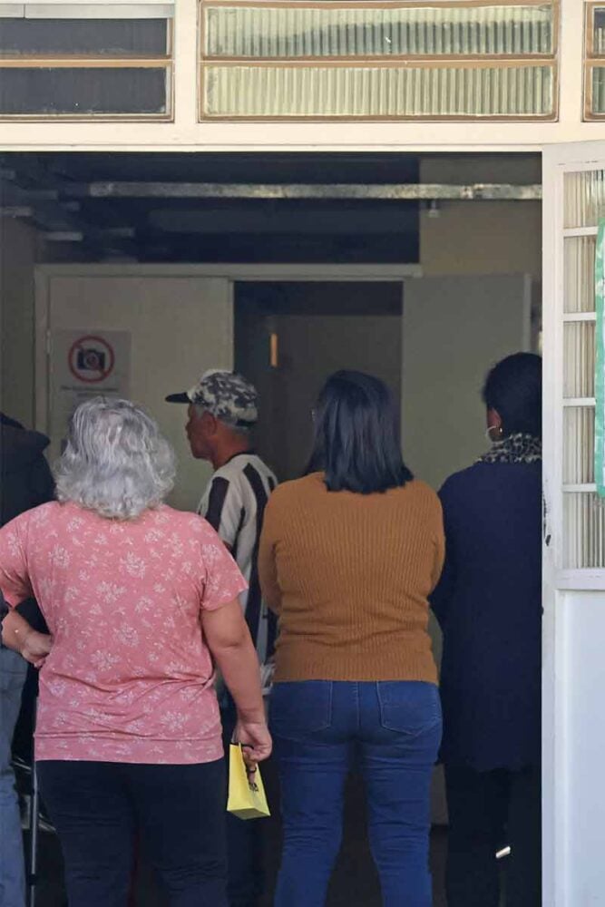 Usuários reclamam de longas filas e falta de funcionários em UBSs de Juiz de Fora 2 Usuários reclamam de longas filas e falta de funcionários em UBSs de Juiz de Fora