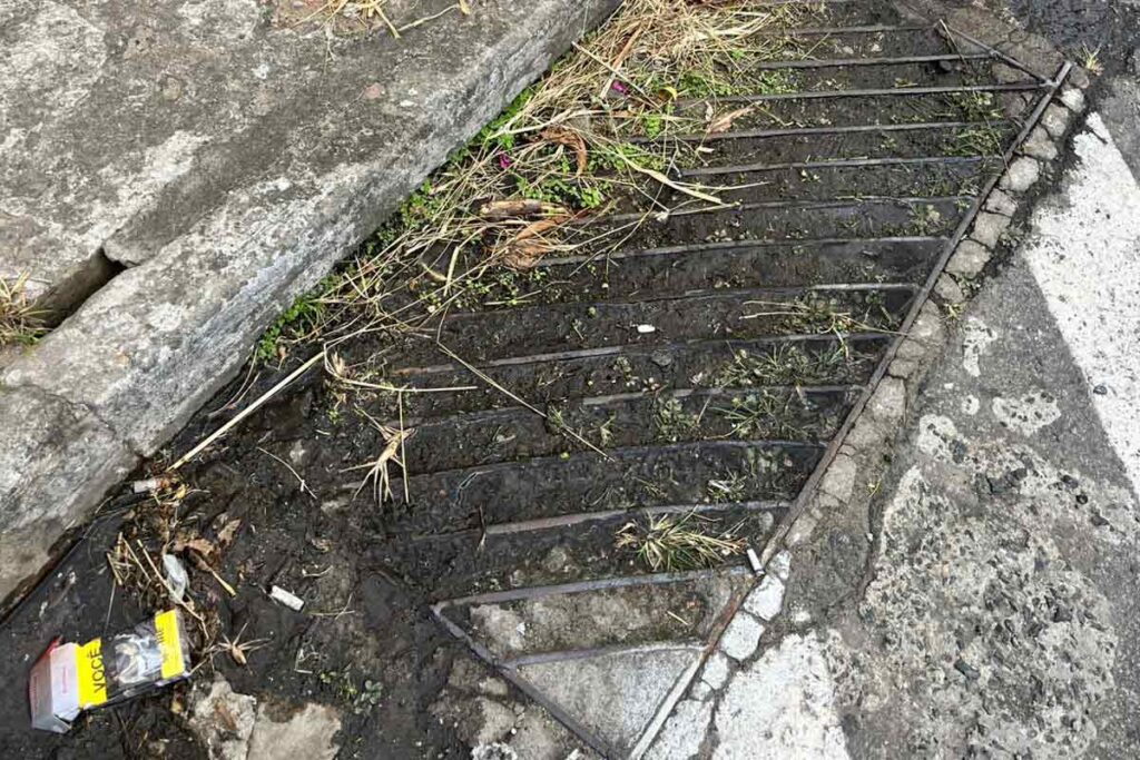 Com acúmulo de lixo, boca de lobo entupida na Zona Sul gera riscos à população 2 boca de lobo entupida juiz de fora