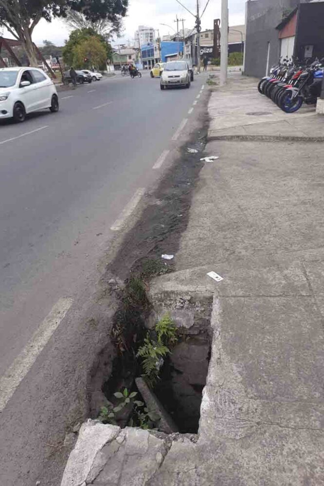 Boca de lobo danificada é “armadilha” para motoristas na Avenida Brasil 1 boca de lobo danificada juiz de fora tribuna de minas