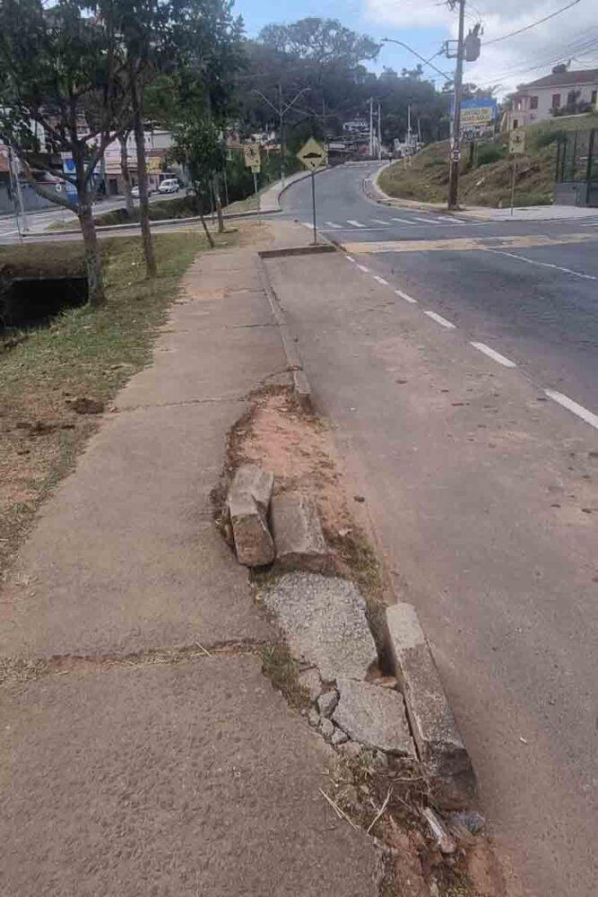 Calçada danificada no Linhares aumenta risco de quedas 1 calçada danificada