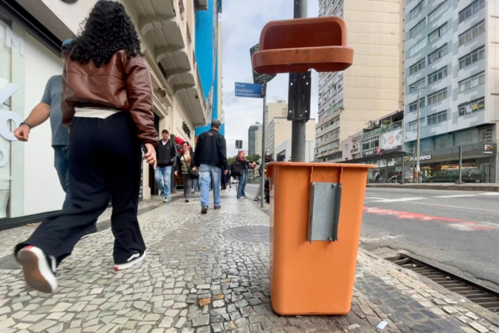 Lixeira danificada atrapalha circulação e pode gerar acúmulo de lixo na Rio Branco 1 VU - lixeira danificada parque halfeld
