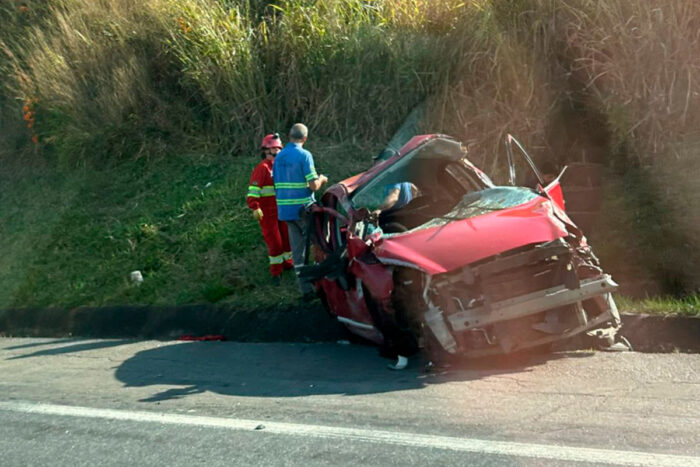 Carro sofre acidente e capota na BR-040