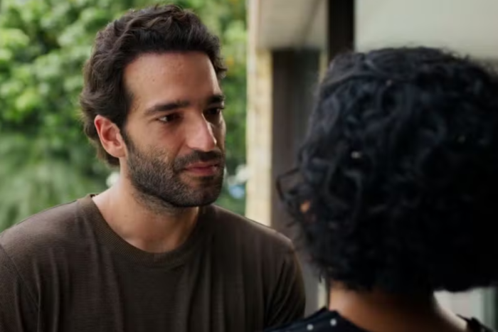Afonso (Humberto Carrão) descobre sobre envolvimento de César (Cauã Reymound) com sua mãe (Foto: Globo)