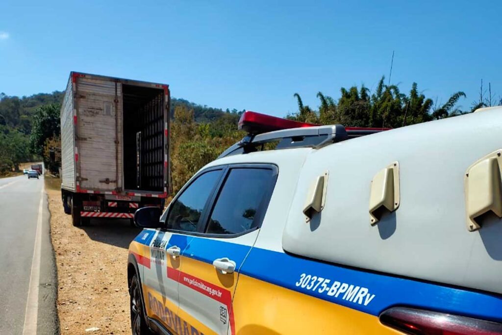 Caminhoneiro é preso com 17 vezes o volume de álcool no sangue permitido 1 Caminhoneiro é preso com 17 vezes o volume de álcool no sangue permitido