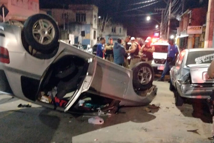 Veículo pega fogo no São Mateus e outro capota no Jóquei Clube 1 Veículo pega fogo no São Mateus e outro capota no Jóquei Clube
