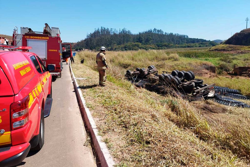 Carreta capota no Bairro Igrejinha e mobiliza Corpo de Bombeiros