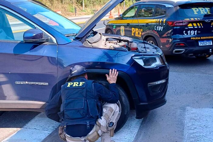 Carro furtado de R$ 100 mil é recuperado em Juiz de Fora pela PRF 1 Carro roubado de R$ 100 mil é recuperado em Juiz de Fora pela PRF; veículo havia sido furtado em Niterói