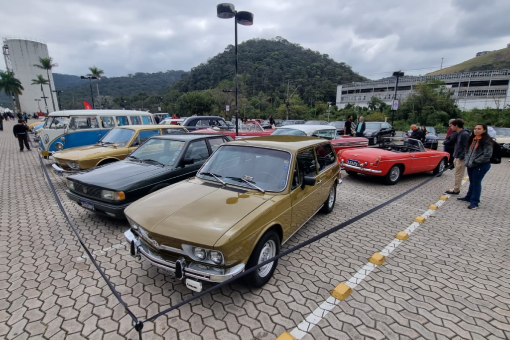 Admiradores podem conferir carros antigos no Jardim Norte 2 carros antigos