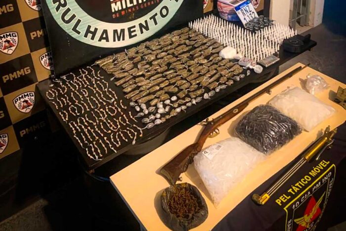 Polícia apreende drogas e arma de fogo em operação na região 1 313 pedras de crack, 343 pinos de cocaína e 170 tabletes de maconha são apreendidos em Viçosa