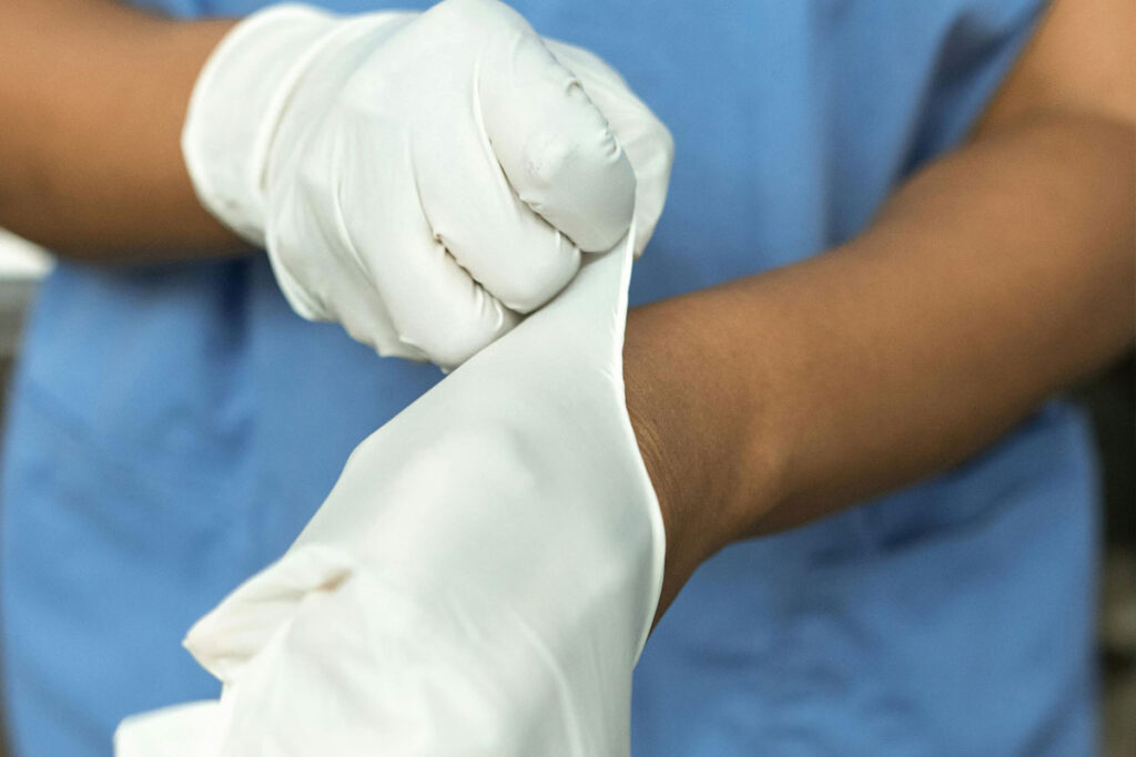 Clínica de transplante capilar é condenada a indenizar técnica exposta a sangue de paciente com HIV 1 enfermagem tecnica pexels