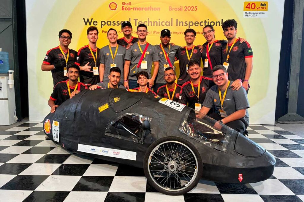 Estudantes da UFJF utilizam materiais recicláveis em carro para competição da Shell no Rio 2 Estudantes da UFJF participam de competição da Shell com carenagem de materiais recicláveis